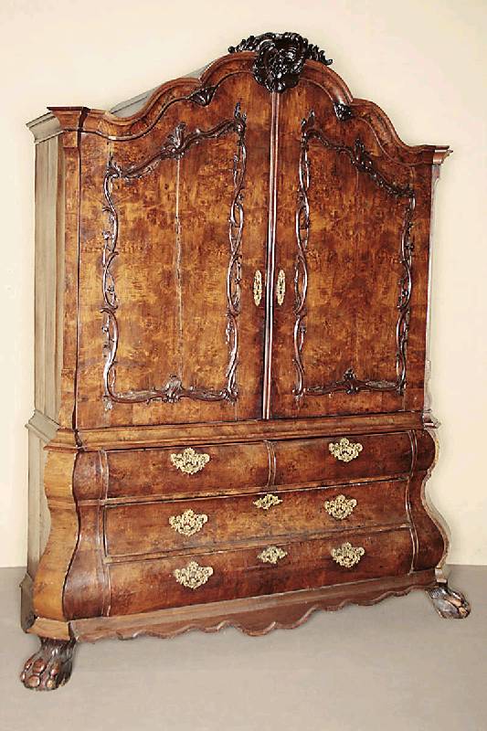 Prunkschrank, Niederlande, um 1760/70, Korpus Eiche massiv, Wurzelnußfurnier gespiegelt bzw. doppelt gespiegelt verlegt, Unterteil Front 3-fach ...