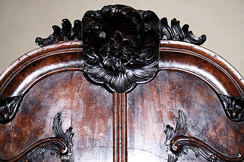 Detail a: Prunkschrank, Niederlande, um 1760/70, Korpus Eiche massiv, Wurzelnußfurnier gespiegelt bzw. doppelt gespiegelt verlegt, Unterteil Front 3-fach ...