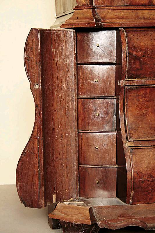 Detail b: Prunkschrank, Niederlande, um 1760/70, Korpus Eiche massiv, Wurzelnußfurnier gespiegelt bzw. doppelt gespiegelt verlegt, Unterteil Front 3-fach ...