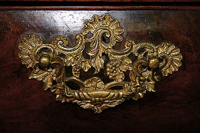 Detail c: Prunkschrank, Niederlande, um 1760/70, Korpus Eiche massiv, Wurzelnußfurnier gespiegelt bzw. doppelt gespiegelt verlegt, Unterteil Front 3-fach ...