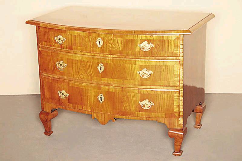 Geschweifte Spätbarockkommode, um 1760/70, Korpus Weichholz, Rüster- bzw. Rüsterwurzelfurnier gespiegelt verlegt, Schubladen mit Umrandung, ...