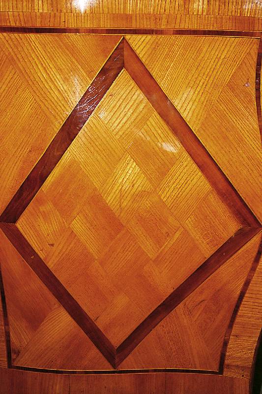 Detail b: Allseitig geschweifte Kommode, Schweden, um 1750/60, Korpus Weichholz, Rüsterfurnier gespiegelt bzw. rhomboid verlegt, Mahagoni- bzw. ...
