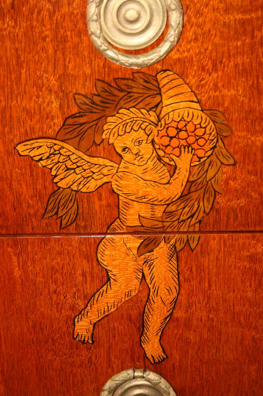 Detail b: 3-schübige Kommode, Frankreich, um 1880/1900, nach dem Vorbild von 1785/90, Korpus Weichholz/Hartholz, allseitig intarsiert, Rüster, Palisander und ...
