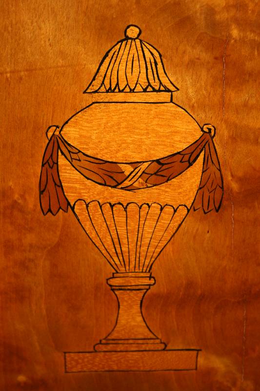 Detail c: 3-schübige Kommode, Frankreich, um 1880/1900, nach dem Vorbild von 1785/90, Korpus Weichholz/Hartholz, allseitig intarsiert, Rüster, Palisander und ...