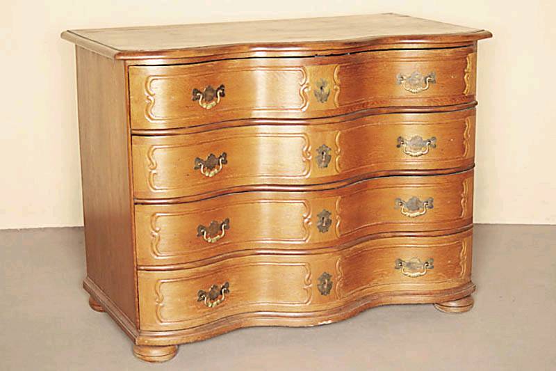 4-schübige Kommode, Pfalz/Kurpflaz, um 1750, Korpus Hartholz/Weichholz, zum größten Teil Eiche massiv, Front 3-fach geschweift, elegante ...