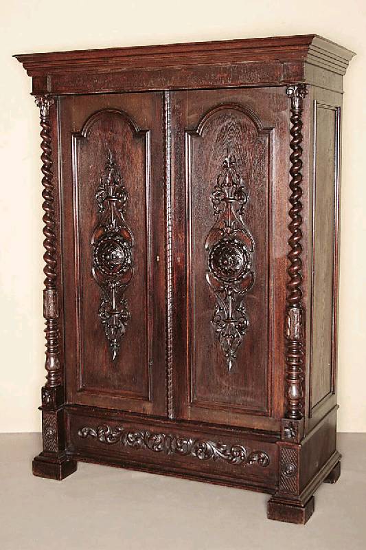 Schrank, deutsch, um 1870, Korpus Weichholz, Eiche furniert, z.T. massiv, Lisenen mit gedrechselten Säulen, korkenzieherförmig, Schublade und ...