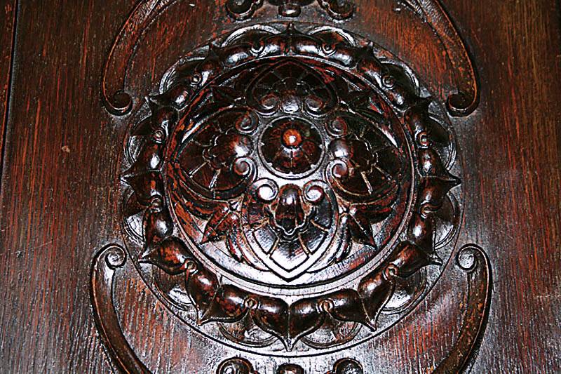 Detail a: Schrank, deutsch, um 1870, Korpus Weichholz, Eiche furniert, z.T. massiv, Lisenen mit gedrechselten Säulen, korkenzieherförmig, Schublade und ...