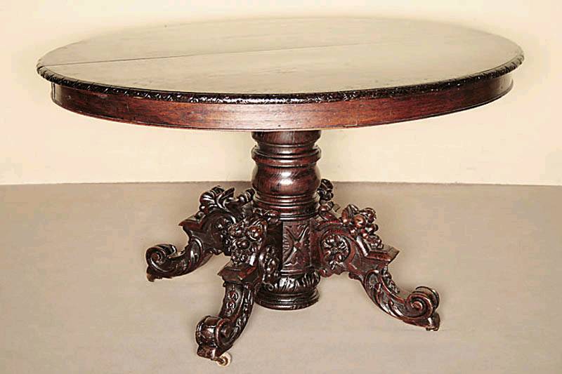 Großer ovaler Ausziehtisch, Frankreich, um 1870, Eiche massiv, Zarge furniert, auf gedrechseltem Säulenfuß, 4-fach ausladend, dekoriert mit ...