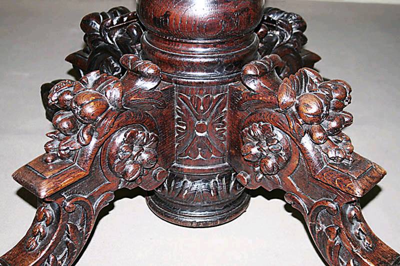 Detail a: Großer ovaler Ausziehtisch, Frankreich, um 1870, Eiche massiv, Zarge furniert, auf gedrechseltem Säulenfuß, 4-fach ausladend, dekoriert mit ...