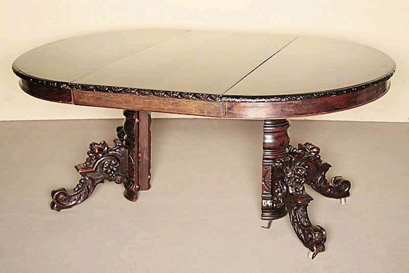 Detail b: Großer ovaler Ausziehtisch, Frankreich, um 1870, Eiche massiv, Zarge furniert, auf gedrechseltem Säulenfuß, 4-fach ausladend, dekoriert mit ...