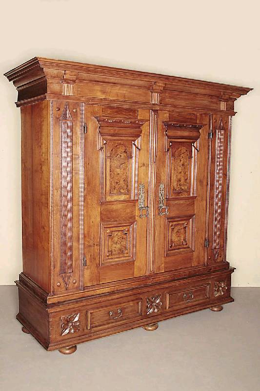 Fassadenschrank, süddeutsch/Gegend um Freiburg, um 1680/1720, Front zum größten Teil Nußbaum massiv, Inlets Weichholz und Wurzelnußfurnier, z.T. ...