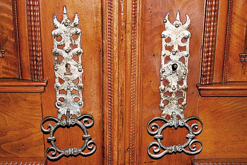 Detail a: Fassadenschrank, süddeutsch/Gegend um Freiburg, um 1680/1720, Front zum größten Teil Nußbaum massiv, Inlets Weichholz und Wurzelnußfurnier, z.T. ...