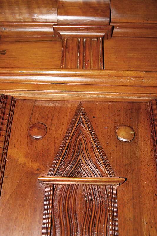 Detail b: Fassadenschrank, süddeutsch/Gegend um Freiburg, um 1680/1720, Front zum größten Teil Nußbaum massiv, Inlets Weichholz und Wurzelnußfurnier, z.T. ...