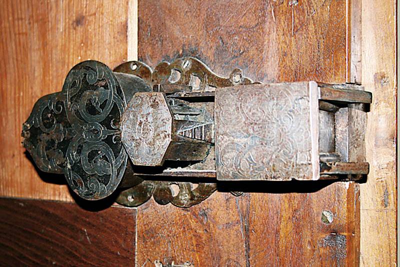 Detail c: Fassadenschrank, süddeutsch/Gegend um Freiburg, um 1680/1720, Front zum größten Teil Nußbaum massiv, Inlets Weichholz und Wurzelnußfurnier, z.T. ...