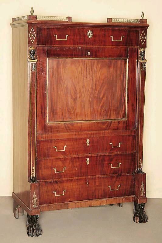 Detail a: Sekretär, Frankreich, um 1830, Korpus Eiche , Mahagoni furniert, Empire, auf Tatzenfüßen, diese sekundär, 3-schübig, Lisenen mit aufgesetzten ...