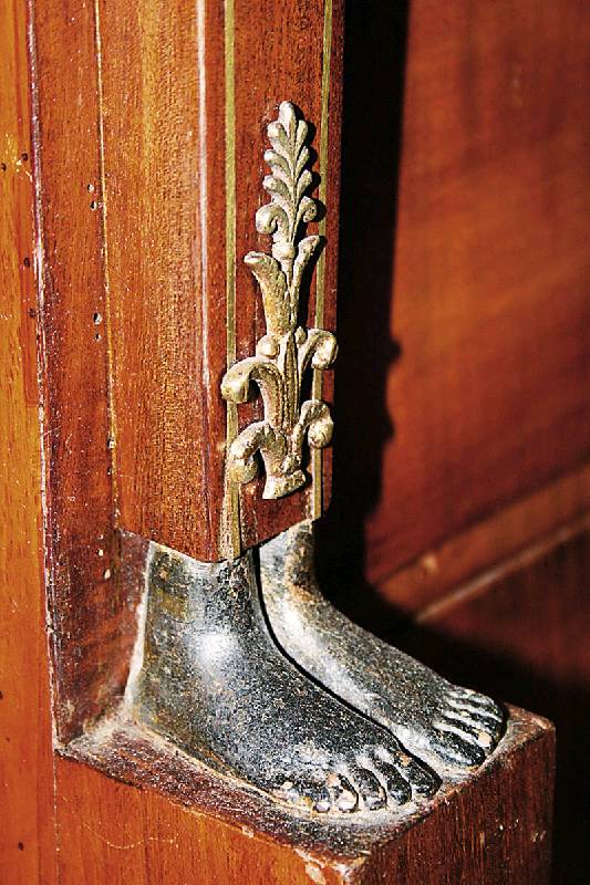 Detail c: Sekretär, Frankreich, um 1830, Korpus Eiche , Mahagoni furniert, Empire, auf Tatzenfüßen, diese sekundär, 3-schübig, Lisenen mit aufgesetzten ...