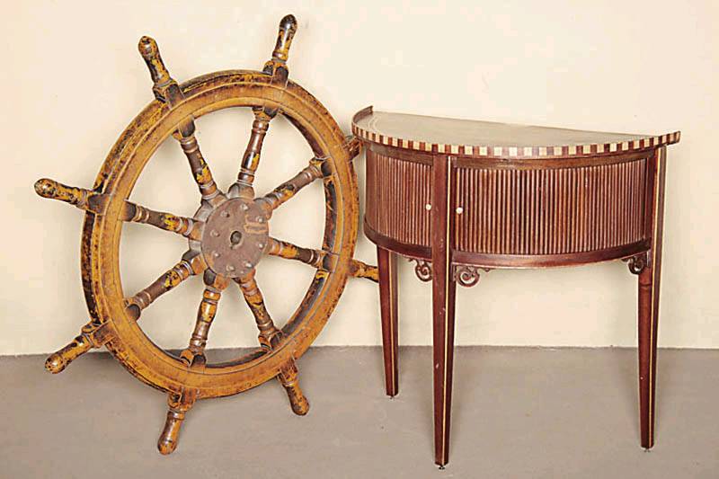 Schiffssteuerrad, um 1930, Mahagoni massiv, gelb gefaßt, mittig mit Eisen verstärkt, Farbverlust, Gebrauchsspuren, H. ca. 86 cm, D.103 cm