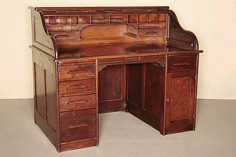 Schreibtisch, USA/Indianapolis, um 1910/15, Mahagoni massiv, gerader Korpus, Seiten und Rückseite mit gerahmten Füllungen, linke Seite mit drei ...