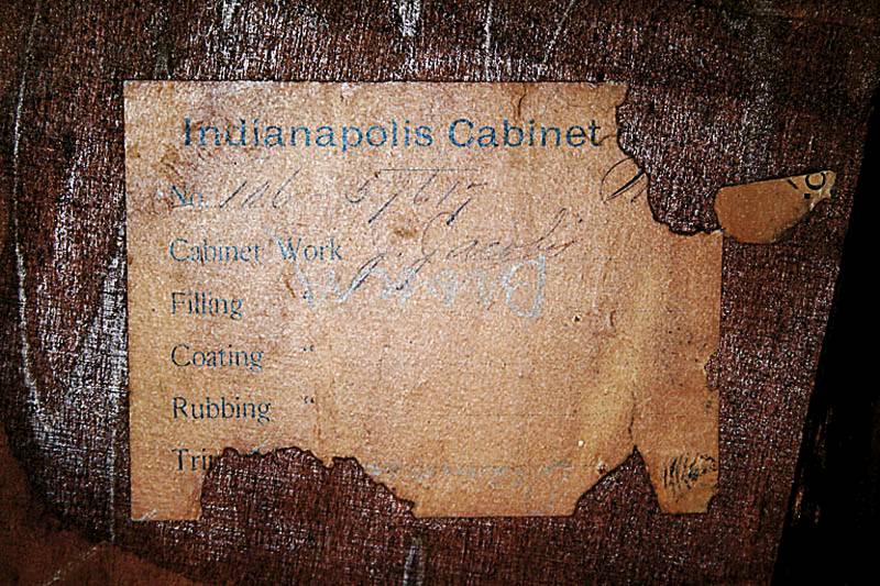 Detail a: Schreibtisch, USA/Indianapolis, um 1910/15, Mahagoni massiv, gerader Korpus, Seiten und Rückseite mit gerahmten Füllungen, linke Seite mit drei ...