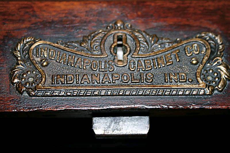 Detail b: Schreibtisch, USA/Indianapolis, um 1910/15, Mahagoni massiv, gerader Korpus, Seiten und Rückseite mit gerahmten Füllungen, linke Seite mit drei ...