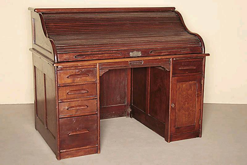 Detail c: Schreibtisch, USA/Indianapolis, um 1910/15, Mahagoni massiv, gerader Korpus, Seiten und Rückseite mit gerahmten Füllungen, linke Seite mit drei ...
