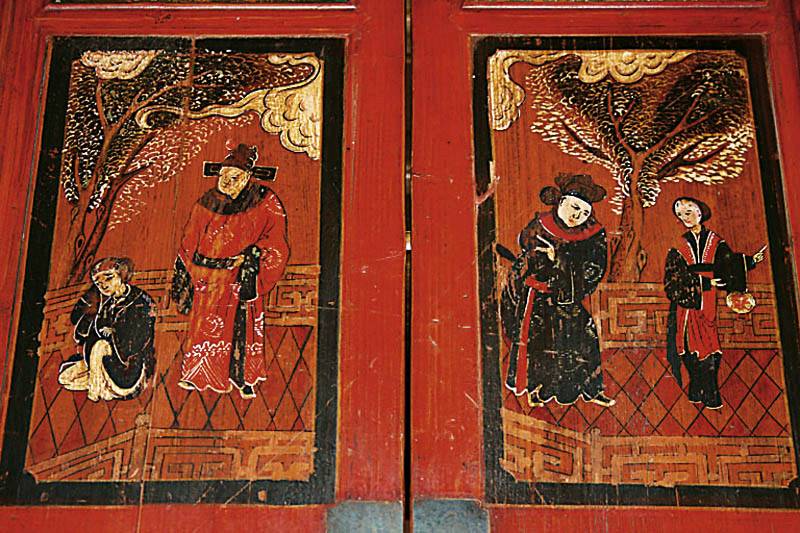 Detail a: Brautschrank, China, um 1910, sogenannter Hochzeitsschrank, auf Stollenfüßen, unten mit drei Schubladen, gerader Korpus, rötlich gefaßt, Türen ...