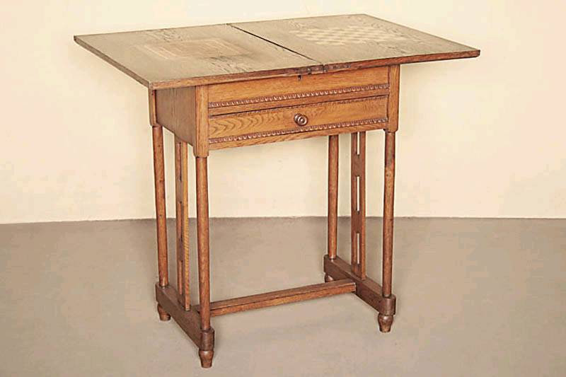 Spiel- bzw. Handarbeitstisch, deutsch, um 1910, Eiche massiv, z.T. furniert, auf kleinen Kugelfüßen, vier gedrechselte Säulenfüße verstrebt, ...