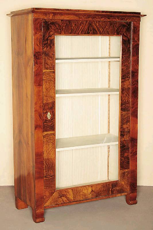 Biedermeierschrank, süddeutsch, um 1820/30, Korpus Weichholz, Nußbaum furniert, auf S -förmigen Beinen, eintürig, teilverglast, Rahmenwerk ...