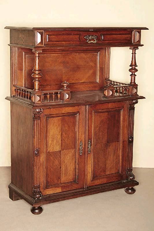 Prunkvertiko, deutsch, um 1880, Gründerzeit, Korpus Weichholz, Eiche furniert, auf Kugelfüßen, Lisenen kanneliert, in Voluten auslaufend, Inlets ...