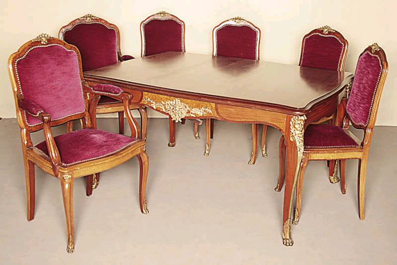 Großer Tisch, Frankreich, um 1860/70, Louis -Philippe, Nußbaum, z.T. massiv, dazu: vier Stühle und zwei Armlehnstühle, Tisch auf gebogenen Beinen ...