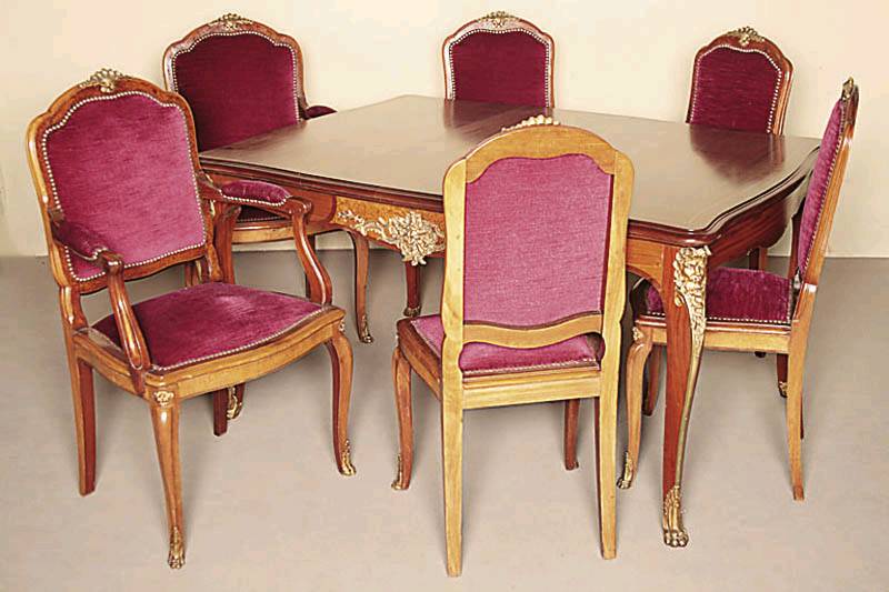Detail a: Großer Tisch, Frankreich, um 1860/70, Louis -Philippe, Nußbaum, z.T. massiv, dazu: vier Stühle und zwei Armlehnstühle, Tisch auf gebogenen Beinen ...