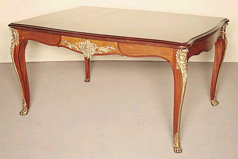 Detail b: Großer Tisch, Frankreich, um 1860/70, Louis -Philippe, Nußbaum, z.T. massiv, dazu: vier Stühle und zwei Armlehnstühle, Tisch auf gebogenen Beinen ...