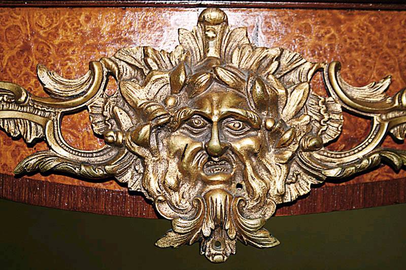Detail c: Großer Tisch, Frankreich, um 1860/70, Louis -Philippe, Nußbaum, z.T. massiv, dazu: vier Stühle und zwei Armlehnstühle, Tisch auf gebogenen Beinen ...