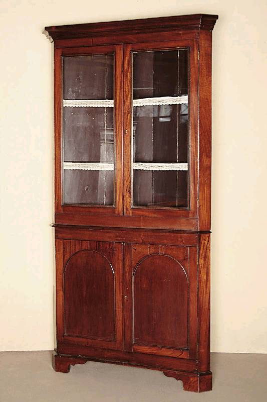 Eckschrank, England, um 1840, frühviktorianisch, Korpus Weichholz, Mahagoni massiv, z.T. funrniert, Lisenen abgeschrägt, Türfüllungen in ...
