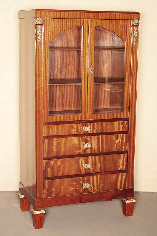 Bücher- bzw. Mehrzweckschrank, Frankreich, um 1910, Korpus Weichholz, Mahagoni furniert, auf konischen Beinen mit goldfarbener Perlleiste, ...