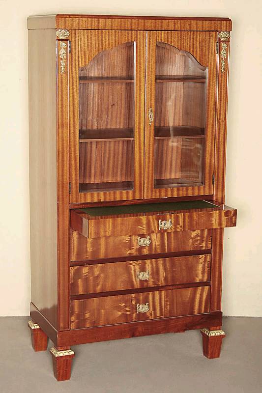 Detail a: Bücher- bzw. Mehrzweckschrank, Frankreich, um 1910, Korpus Weichholz, Mahagoni furniert, auf konischen Beinen mit goldfarbener Perlleiste, ...