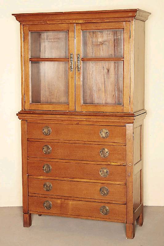 Kommode mit Aufsatz, England, 1910/20, Rüster massiv, auf konischen Füßen, gerader Korpus mit 5-schübigem Unterteil, seitliche Füllungen ...