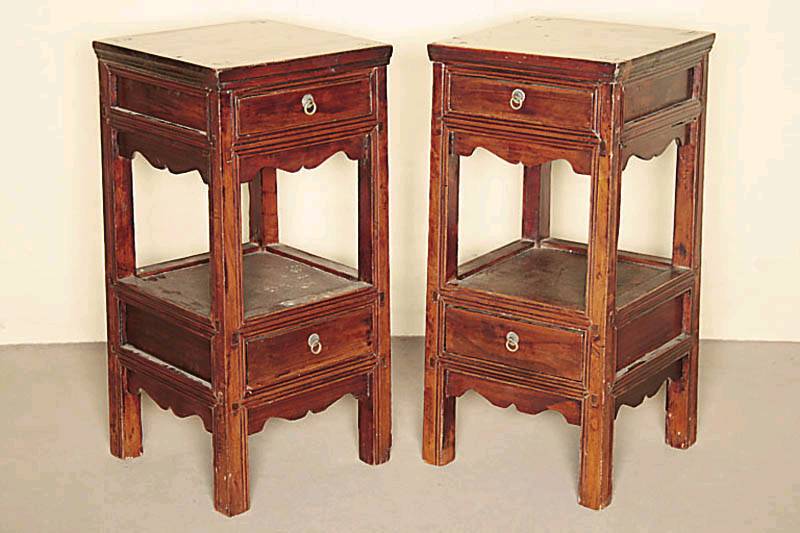 Zwei Beistellschränkchen, um 1910, Rüster massiv, kastanienfarben, auf eckigen durchgehenden Hochbeinen, mit Zwischenablage und Schubladen, Zarge ...