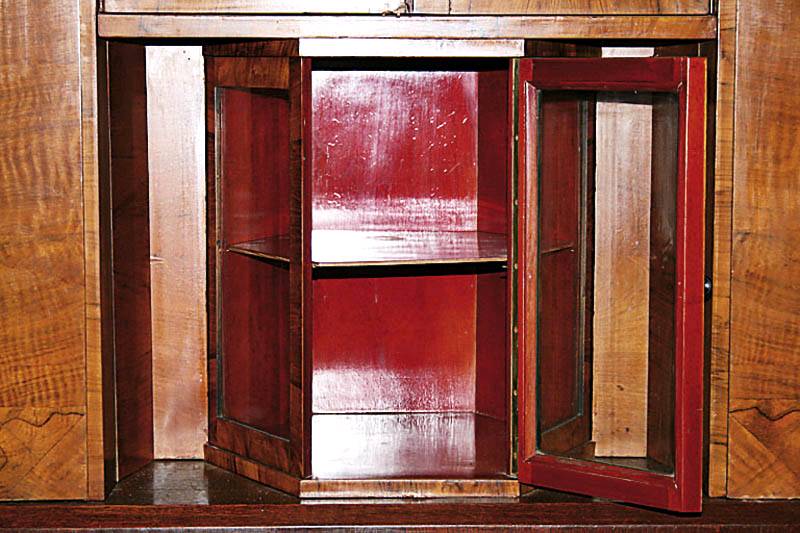 Detail b: Bücherschrank, deutsch, um 1920, ArtDeco, Designentwurf, Anspielung auf Koloman Moser, Korpus Weichholz, Nußbaum und Eiche furniert, auf eckigen ...