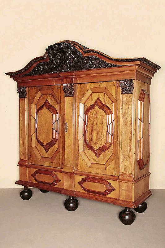 Hochherrschaftlicher Barockschrank, Lübeck, um 1700/10, Korpus Eiche massiv, zum größten Teil auf Rahmen gearbeitet, Wurzelnußfurnier gespiegelt ...