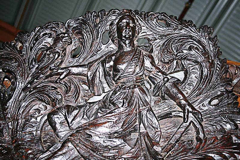 Detail a: Hochherrschaftlicher Barockschrank, Lübeck, um 1700/10, Korpus Eiche massiv, zum größten Teil auf Rahmen gearbeitet, Wurzelnußfurnier gespiegelt ...