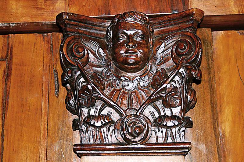 Detail b: Hochherrschaftlicher Barockschrank, Lübeck, um 1700/10, Korpus Eiche massiv, zum größten Teil auf Rahmen gearbeitet, Wurzelnußfurnier gespiegelt ...