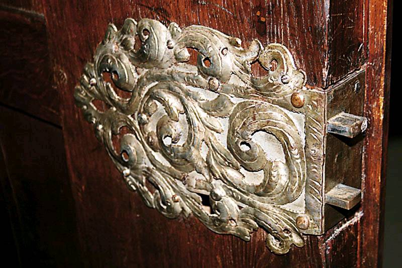 Detail c: Hochherrschaftlicher Barockschrank, Lübeck, um 1700/10, Korpus Eiche massiv, zum größten Teil auf Rahmen gearbeitet, Wurzelnußfurnier gespiegelt ...
