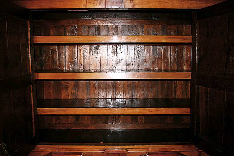 Detail d: Hochherrschaftlicher Barockschrank, Lübeck, um 1700/10, Korpus Eiche massiv, zum größten Teil auf Rahmen gearbeitet, Wurzelnußfurnier gespiegelt ...