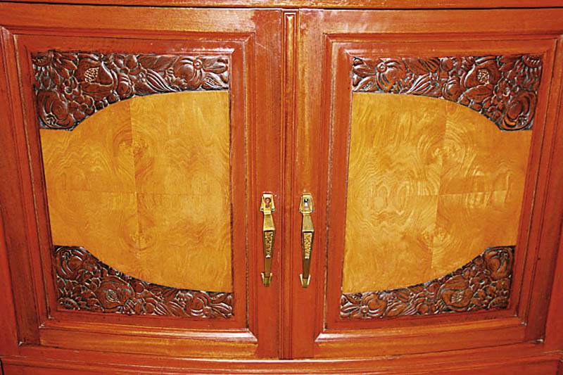 Detail a: Prunkschrank, Frankreich, um 1928/32, Mahagoni massiv bzw. Tropenholz von bester Qualität, Rüsterfurnier doppelt bzw. 3-fach gespiegelt verlegt, ...