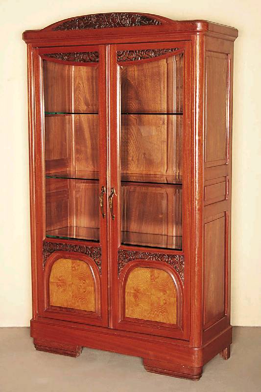 Vitrine, Frankreich, um 1928/32, komplett auf Rahmen gearbeitet, Mahagoni massiv bzw. Tropenholz von bester Qualität, Rüsterfurnier z.T. doppelt ...