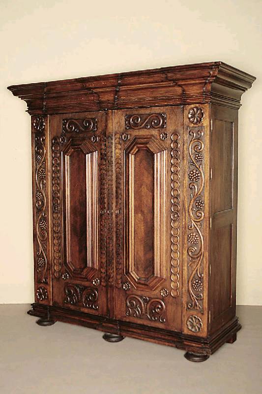 Stilschrank, Anfertigung von Meisterhand um 1900/10, nach Trierer Vorbild von 1720/30, Eiche massiv, von allerbester Qualität, Verarbeitung in Kern- ...