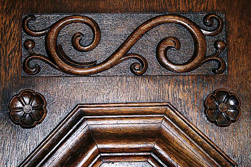 Detail a: Stilschrank, Anfertigung von Meisterhand um 1900/10, nach Trierer Vorbild von 1720/30, Eiche massiv, von allerbester Qualität, Verarbeitung in Kern- ...