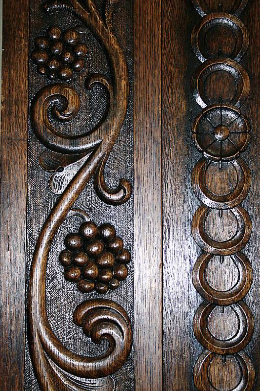 Detail b: Stilschrank, Anfertigung von Meisterhand um 1900/10, nach Trierer Vorbild von 1720/30, Eiche massiv, von allerbester Qualität, Verarbeitung in Kern- ...