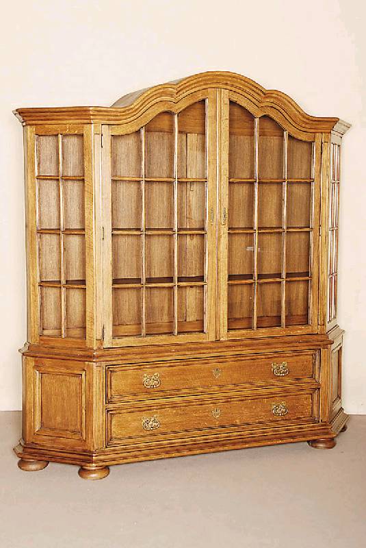 Große Prunkvitrine, Holland, um 1920, Eiche massiv, auf gedrückten Kugelfüßen, unten zwei Schubladen, stark abgeschrägte Ecken, kassettierte ...